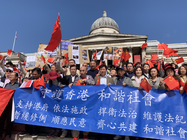 People gather in Trafalgar Square in London to support Hong Kong police and oppose violence in the city on August 18, 2019. [Photo: China Plus]