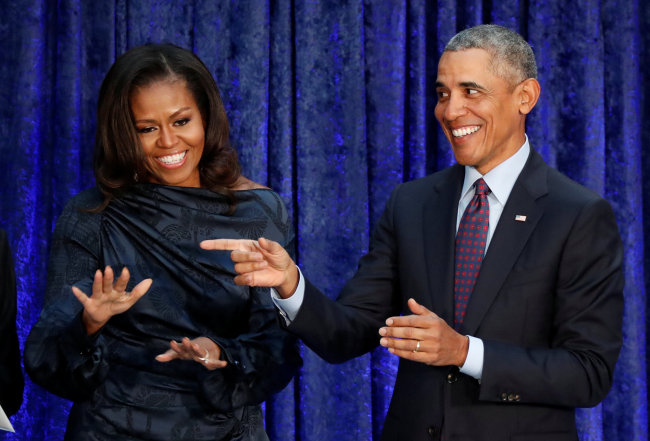 Former U.S. President Barack Obama and former first lady Michelle Obama acknowledge guests during the unveiling of their portraits at the Smithsonian's National Portrait Gallery in Washington, DC, U.S., February 12, 2018.[File Photo: Jim Bourg/Reuters via VCG]
