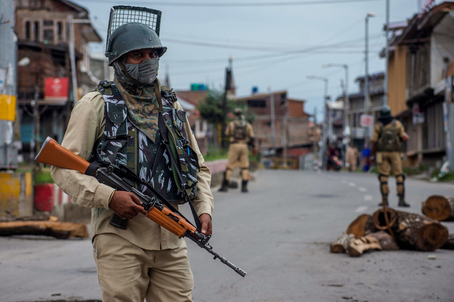 Indian troops on alert in the old city of Srinagar in Kashmir on Saturday, August 17, 2019. India tightened security in the disputed region after the government revoked Kashmir's special administrative status. [File photo: VCG]