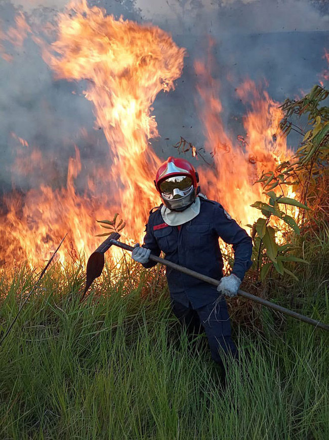 A handout picture issued on August 22, 2019 by Rio Branco Firemen shows the fight against the fire in Rio Branco, Amazonian State of Acre, Brazil, August 17, 2019. [Photo: Rio Branco Firemen Handout/EPA via IC]