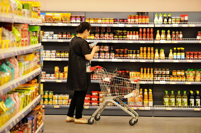 A customer is shopping at a supermarket, in Qingdao, east China’s Shandong Province, on June 4, 2019. [File Photo: VCG]