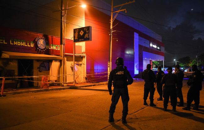 Police officers stand guard outside Caballo Blanco bar (White Horse bar) where 23 people were killed by a fire in Coatzacoalcos, Veracruz State, Mexico, on August 28, 2019. [Photo: VCG/AFP/Victoria Razo]