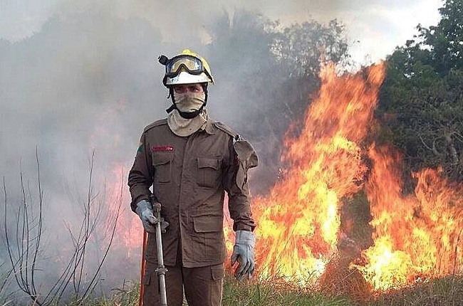 A handout photo made available by Acre Firefighters that shows firefighters trying to extinguish a fire in the Amazon rainforest, in Rio Branco, Acre State, 24 August 2019.[Photo: EPA/IC] 