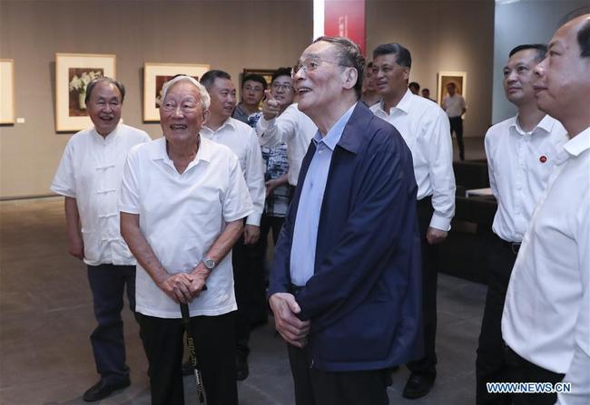 Chinese Vice President Wang Qishan visits Guangzhou Academy of Fine Arts in south China's Guangdong Province, Aug. 30, 2019. Wang made an inspection tour in Guangdong from Thursday to Saturday. [Photo: Xinhua/Yao Dawei]