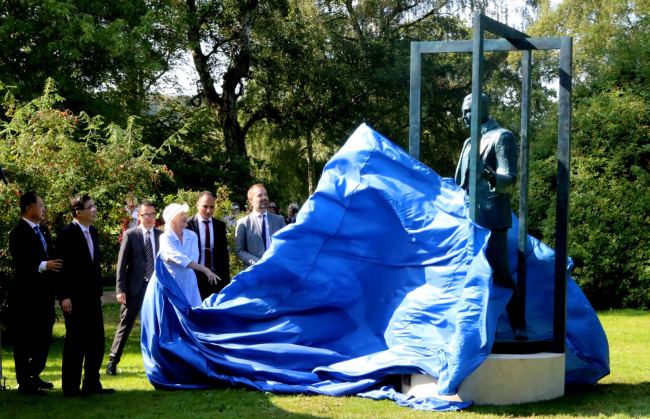 The Queen of Denmark Margrethe II unveiled a three-meter tall bronze statue of the Danish WWII hero Bernhard Arp Sindberg in Aarhus on Saturday. [Photo provided to China Plus by Danish Embassy in Beijing]