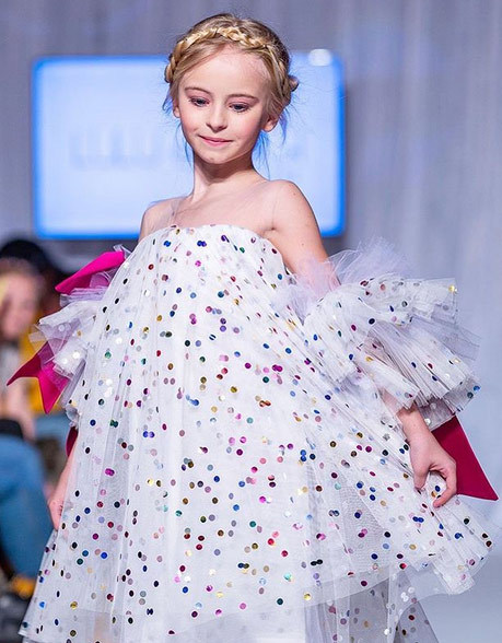 Daisy-May Demetre, a young girl who had both legs(腿 tuǐ) amputated(截肢 jiézhī) when she was a baby, will be walking the runway during New York Fashion Week. [Photo: Instagram @daisymay_demetre]