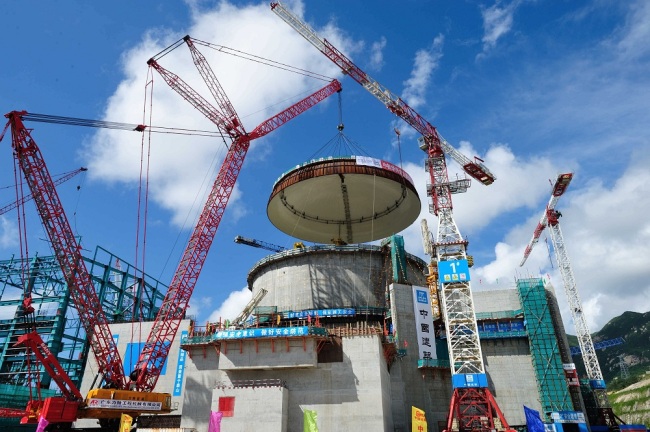 The dome of the containment structure for the No.2 reactor is being hoisted at the Taishan Nuclear Power Plant in Taishan city, south China's Guangdong province, September 12, 2012. [File Photo: IC]