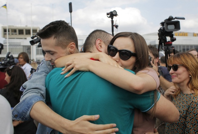 Relatives of Ukrainian prisoners freed by Russia greet them upon their arrival at Boryspil airport. A plane carrying prisoners freed by Russia and Ukraine have landed in the countries' capital. The 35 political prisoners and Ukrainian sailors were freed during Russia-Ukraine prisoner swap 35x35. The swap list includes 24 sailors captured by Russia in the Kerch Strait, and 11 more convicts, including Ukrainian film director Oleh Sentsov. [Photo: SOPA Images/Sipa USA via IC/Anatolii Stepanov]