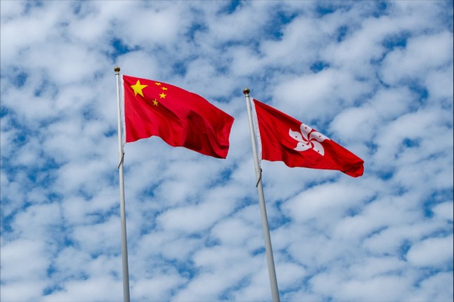 Flags of China and Hong Kong Special Administrative Region of the People's Republic of China flutter on a cloudy day in Hong Kong, on December 11, 2018. [File Photo: IC]