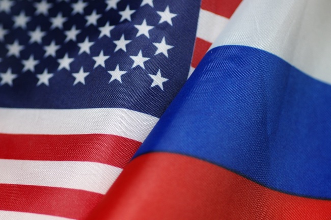 National flags of Russia and the United States. [File Photo: IC]