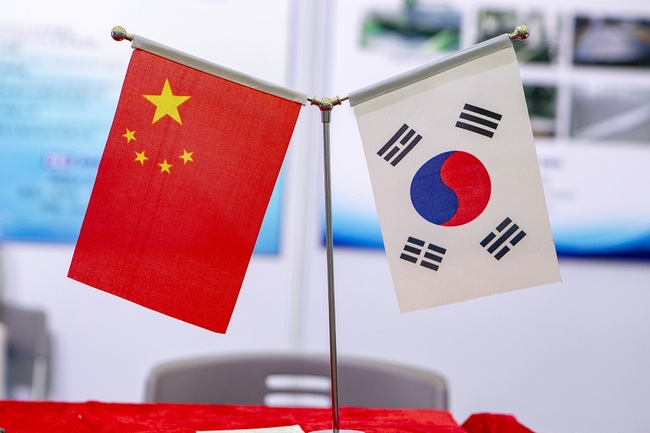 National flags of China and South Korea. [File Photo: IC]