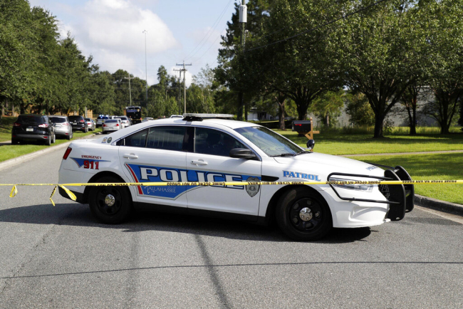 Tallahassee police investigate the scene of multiple stabbings on Sept. 11, 2019 in Tallahassee, Florida. [Photo: Tallahassee Democrat via AP]