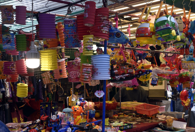 Lanterns displayed at a market in Hong Kong ahead of the Mid-Autumn Festival on September 5, 2019. [Photo: IC]
