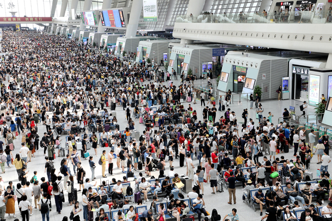 Passengers are seen at Hangzhou East Railway Station in Hangzhou, Zhejiang Province, September 13, 2019. [Photo: IC]