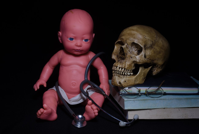 File photo shows a doll and a skull. [Photo: IC]