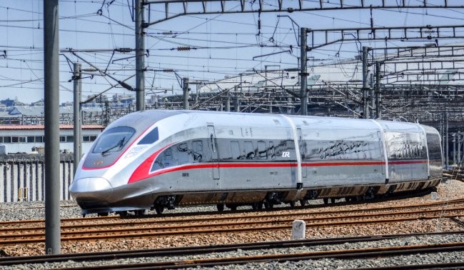 A Fuxing bullet train runs from Beijing South Railway Station to Shanghai Hongqiao Railway Station on June 26, 2017. [File Photo: IC]