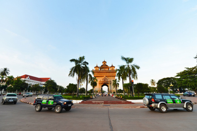 Cars participating in the China-ASEAN International Touring Assembly pass the iconic building Patuxay in Vientiane, Laos on Sep 17, 2019. [Photo: IC]