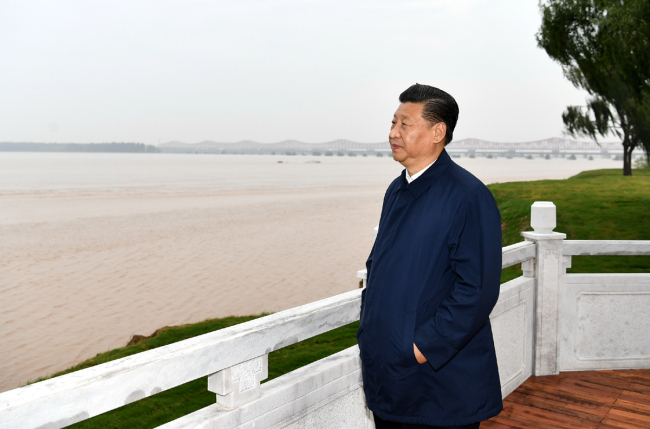 Chinese President Xi Jinping, also general secretary of the Communist Party of China Central Committee and chairman of the Central Military Commission, inspects the ecological protection of the Yellow River during his tour in Zhengzhou, Henan Province on September 17, 2019. [Photo: Xinhua]