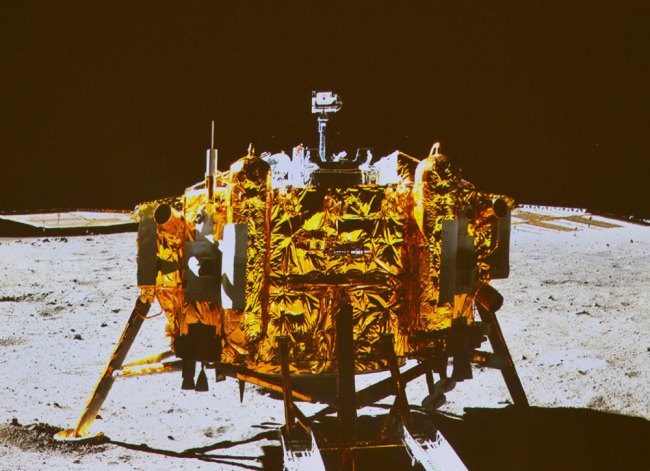 The photo of the Chang'e-3 moon lander taken by the camera on the Yutu moon rover [File photo: VCG]