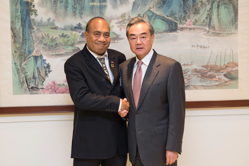 Chinese State Councilor and Foreign Minister Wang Yi (R) meets with Kiribati's President Taneti Mamau on Wednesday, September 25, 2019, in New York. [Photo: fmprc.gov.cn]