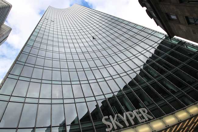 French urban climber Alain Robert, popularly known as the "French Spiderman", climbs the 153,8 m-high Skyper building in Frankfurt am Main, on September 28, 2019. [Photo: AFP/Daniel ROLAND]