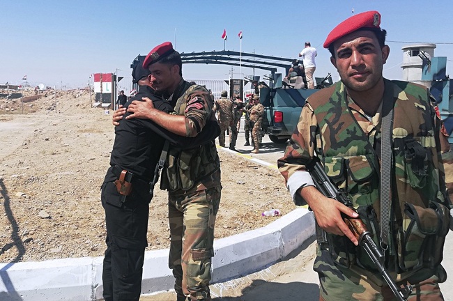 Iraq and Syria border guards soldiers congratulate each other during the opening ceremony of the crossing between the Iraqi town of Qaim and Syria's Boukamal in Anbar province, Iraq, Monday, Sept. 30, 2019. [Photo: IC]