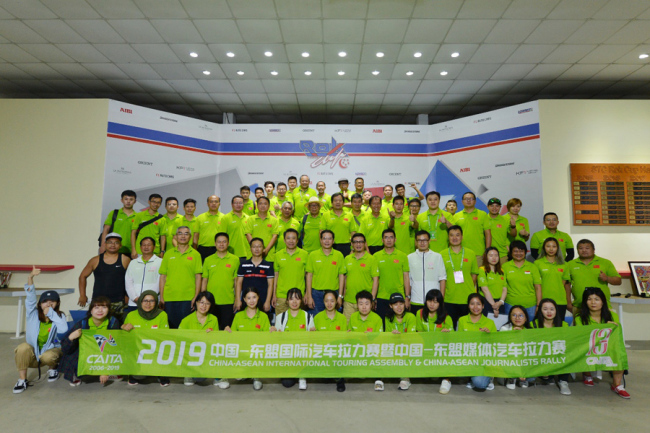 Drivers pose for photos as the China-ASEAN Touring Assembly ends with a kart race in Singapore on Sep 28, 2019. [Photo provided to China Plus]