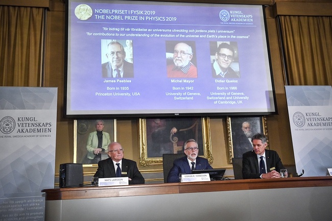 Goran K. Hansson (C), Secretary General of the Royal Swedish Academy of Sciences, and academy members Mats Larsson (L) and Ulf Danielsson, announce whe winners of the 2019 Nobel Prize in Physics at the Royal Swedish Academy of Sciences in Stockholm, Sweden, October 8, 2019. [Photo: IC]