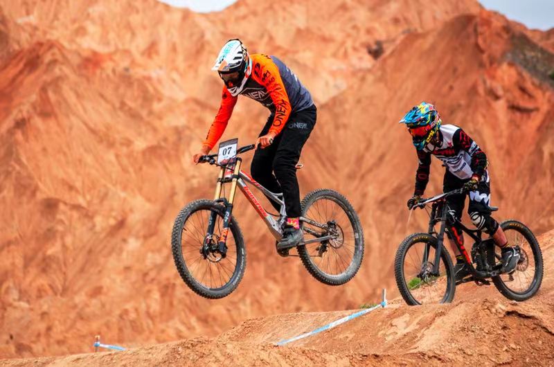 Downhill mountain bike race finishes in unique landform park China Plus