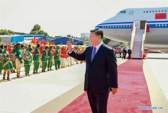 Chinese President Xi Jinping waves to local people upon his arrival in Chennai, India, Oct. 11, 2019. [Photo: Xinhua/Xie Huanchi]