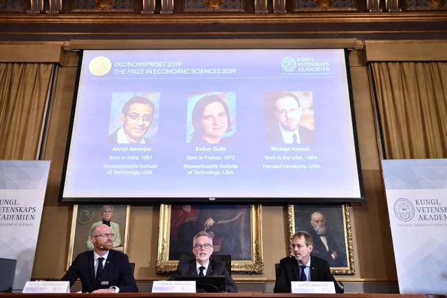 Goran K Hansson (C), Secretary General of the Royal Swedish Academy of Sciences, and academy members Peter Fredriksson (L) and Jakob Svensson, announce whe winners of the 2019 Nobel Prize in Economics during a news conference at the Royal Swedish Academy of Sciences in Stockholm, Sweden, October 14, 2019. [Photo: EPA/IC]