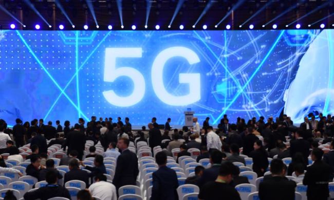 A photo shows people discussing about 5G at the 2019 World Internet Conference on Oct. 20, in Wuzhen, Zhejiang Province. [ Photo: IC ] 