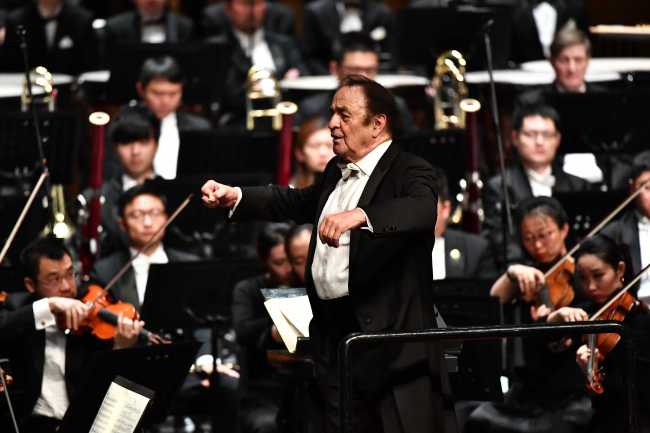 Conductor Charles Dutoit directs the Shanghai Symphony Orchestra and The Philharmonic Chorus of Tokyo in a concert in Beijing held on Monday evening, Oct 21, 2019.[Photo provided to China Plus]