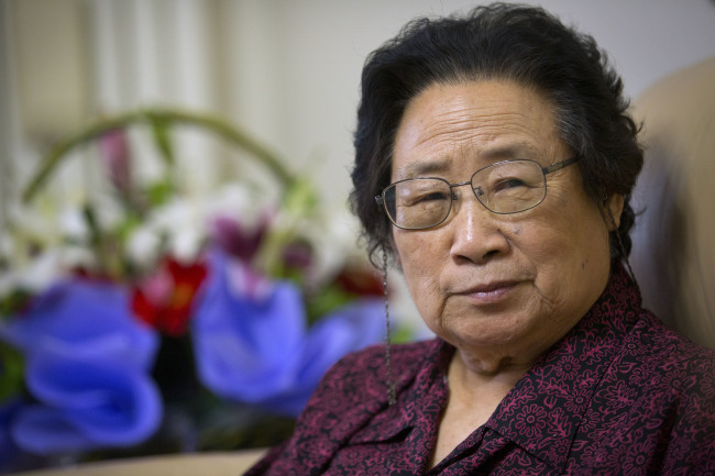Chinese 2015 Nobel Prize winner in medicine Tu Youyou speaks during an interview in her apartment in Beijing, China, Wednesday, Oct. 7, 2015. [File Photo: AP via IC]