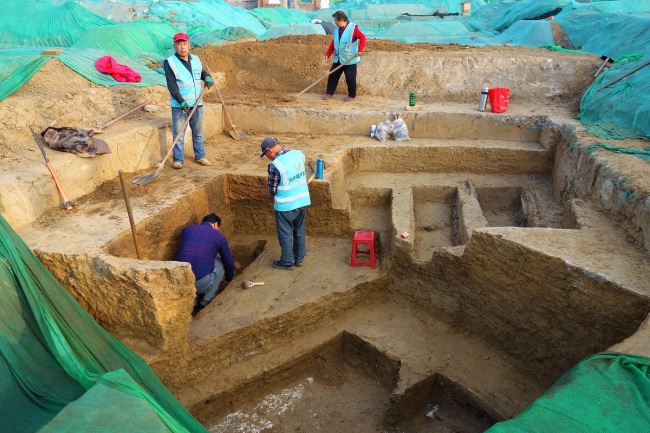 Archaeologists excavating the cluster of tombs at a construction site in Beijing's Dongcheng district on Wednesday, October 23, 2019. [Photo: IC]