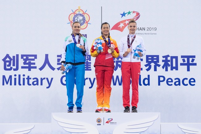 Chinese gold medalist Han Xinyun (C), Uzbek silver medalist Sabina Sharipova (L) and Polish bronze medalist Marta Lesniak pose for a group photo at the award ceremony after the tennis women’s singles final at the 7th Military World Games in Wuhan. [Photo: provided to China Plus]