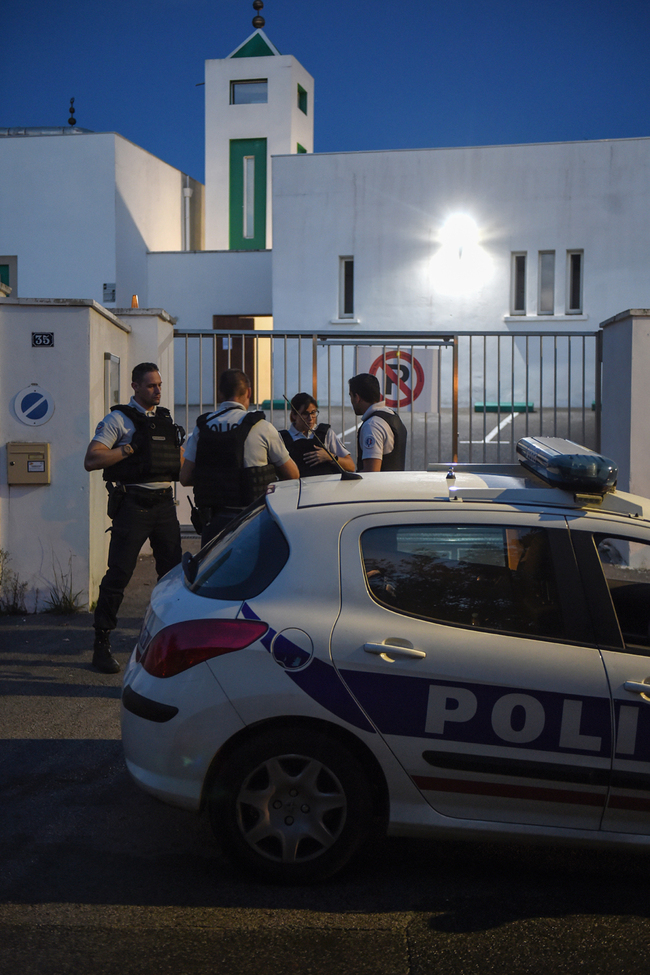 French police officers stand in front of the Mosque of Bayonne, southwestern France, on October 28, 2019, after two people were injured in a shooting. [Photo: AFP/Gaizka Iroz]