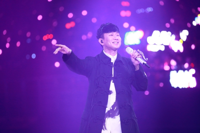 Singaporean singer JJ Lin performs in Guangzhou, south China's Guangdong province, on October 19, 2019. [Photo: VCG]