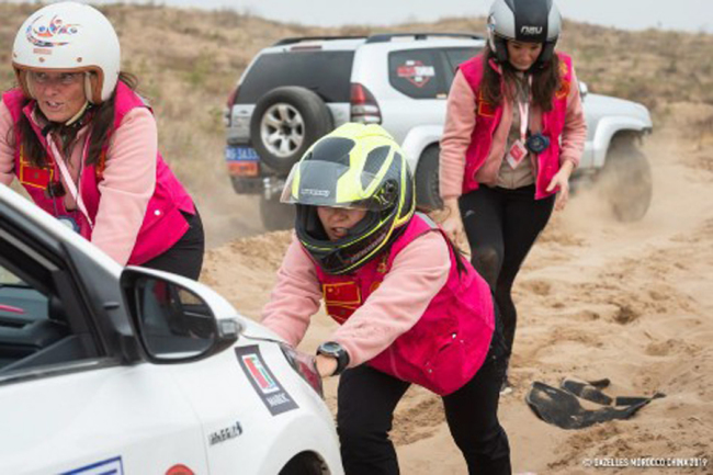 Two contestants push their car that is trapped in the sand during the China Gazelle Rally in Naiman County, Inner Mongolia on Oct 26, 2019. [Photo provided to China Plus]