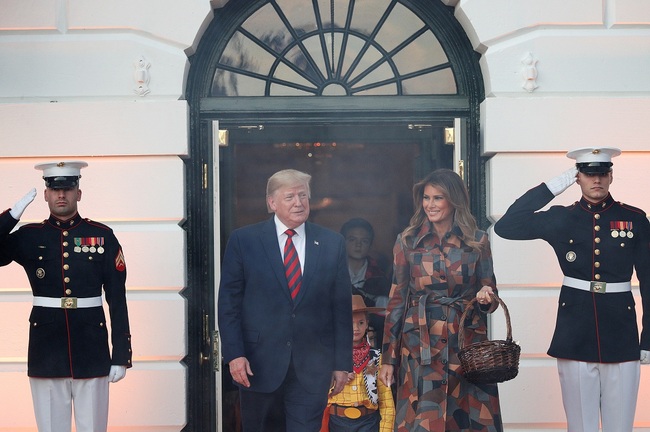 U.S. President Donald Trump and first lady Melania Trump arrive to hand out candy to schoolchildren in advance of Halloween at the White House in Washington, U.S., October 28, 2019. [Photo: VCG]