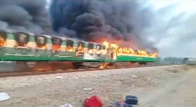 A fire burns a train carriage after a gas canister passengers were using to cook breakfast exploded, near the town of Rahim Yar Khan in the south of Punjab province, Pakistan October 31, 2019. [Photo: VCG]