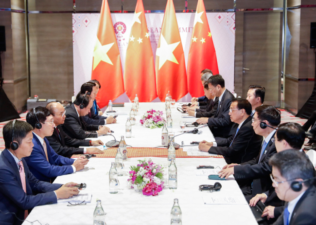 Chinese Premier Li Keqiang meets with Vietnamese Prime Minister Nguyen Xuan Phuc on Sunday, November 2, 2019, on the sidelines of the 35th summit of the Association of Southeast Asian Nations (ASEAN) and related meetings in Thailand. [Photo: gov.cn]