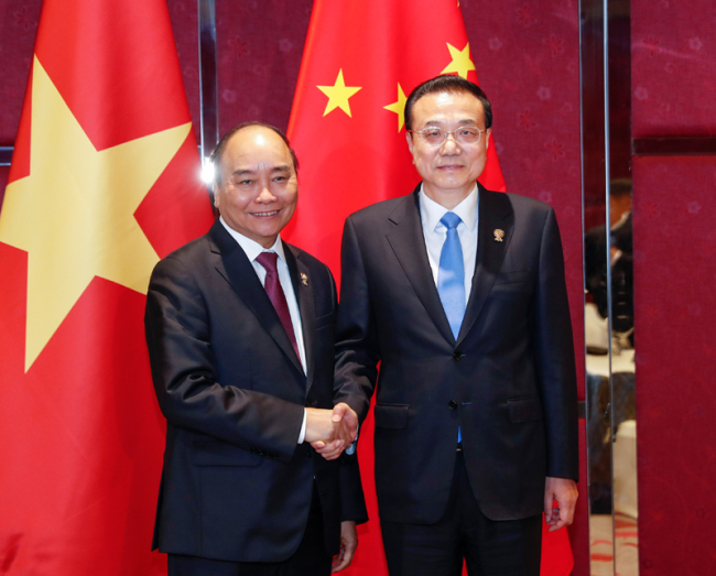 Chinese Premier Li Keqiang shakes hands with Vietnamese Prime Minister Nguyen Xuan Phuc on Sunday, November 2, 2019, on the sidelines of the 35th summit of the Association of Southeast Asian Nations (ASEAN) and related meetings in Thailand. [Photo: gov.cn]
