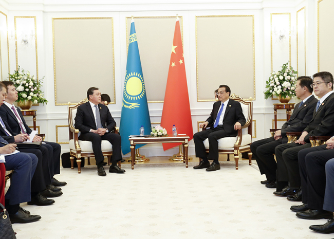 Chinese Premier Li Keqiang meets with Kazakh Prime Minister Askar Mamin on the sidelines of the 18th meeting of the Council of Heads of Government of Member States of the Shanghai Cooperation Organization in Tashkent, Uzbekistan on Nov. 2, 2019. [Photo: Xinhua/Yao Dawei]