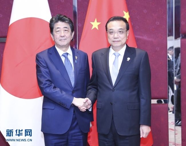 Chinese Premier Li Keqiang meets with Japanese Prime Minister Shinzo Abe on the sidelines of a series of leaders' meetings on East Asian cooperation in Bangkok on Monday, November 04, 2019. [Photo: Xinhua]