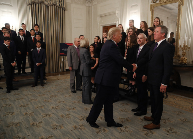 U.S. President Donald Trump greets sports teams during the NCAA Collegiate National Champions Day at the White House on November 22, 2019 in Washington, DC. [Photo: VCG]