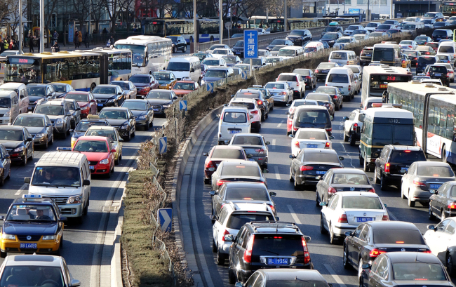 Cars run on the road in Beijing on March 5, 2014. [File Photo: VCG]