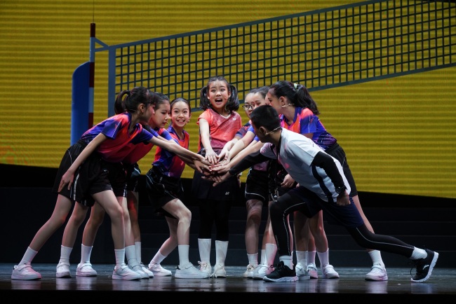 A performance of the drama "My Ten Kilos" in Beijing on Wednesday, December 4, 2019, closed out a series of performances highlighting the achievements of drama teaching in schools across China. [Photo: China Plus]
