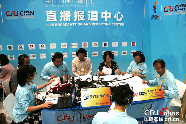 环球资讯广播和厦门新闻广播直播团队。摄影：黎萌