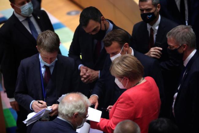 Evropští vůdci zvažovali 20. července 2020 na summitu v Bruselu v Belgii návrh pěti bohatých severních států na zřízení fondu obnovy ve výši 350 miliard EUR na granty a se stejnou částkou na půjčky. / Reuters